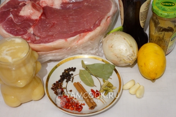 Ingredientes para el cerdo al horno en adobo en el horno