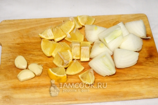 Cortar la cebolla, el limón y el ajo