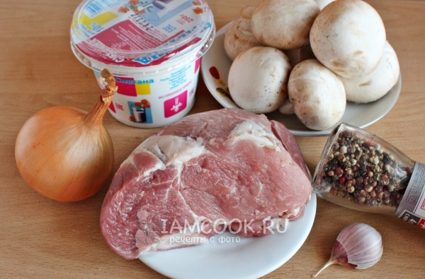 Ingredientes para carne de cerdo con champiñones en salsa de crema agria