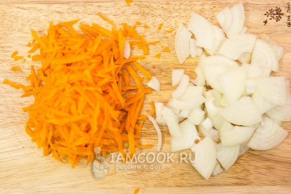 Die Zwiebeln und Karotten schneiden