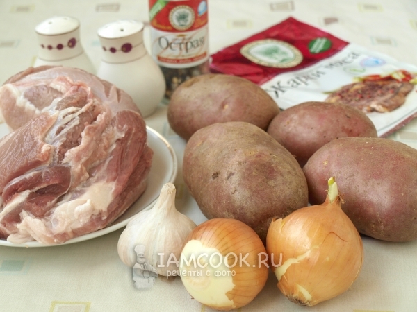 מצרכים של חזיר עם תפוחי אדמה בנייר כסף בתנור