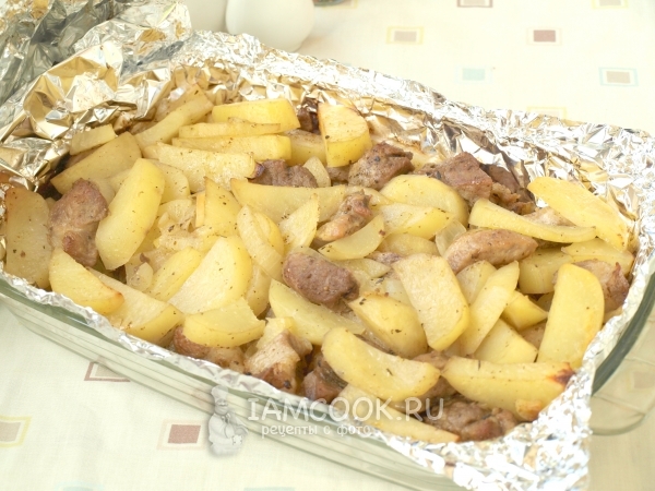 Свинска рецепта с картофи във фолио във фурната