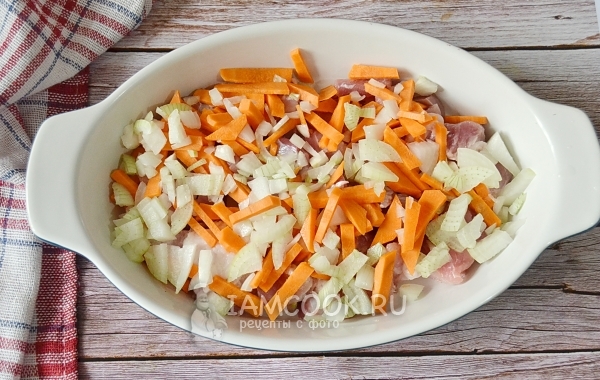 Сложете лук и моркови върху месото
