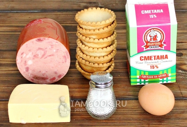 Ingredientes para tartaletas con jamón y queso en el horno