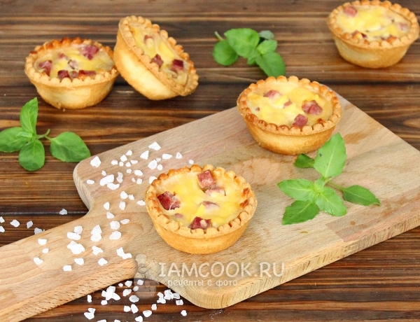 Foto de tartaletas con jamón y queso en el horno