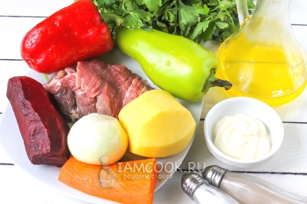 Ingredienser til tatar salat med oksekød