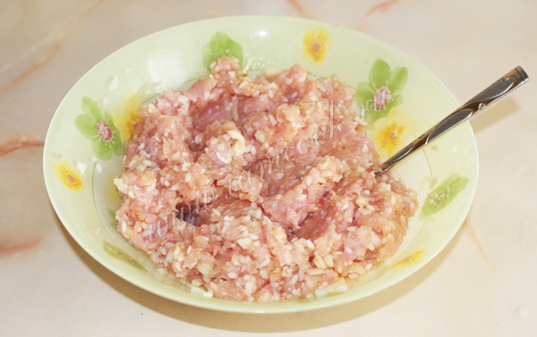 टर्की चॉप के लिए चावल के साथ छोटा सा मांस