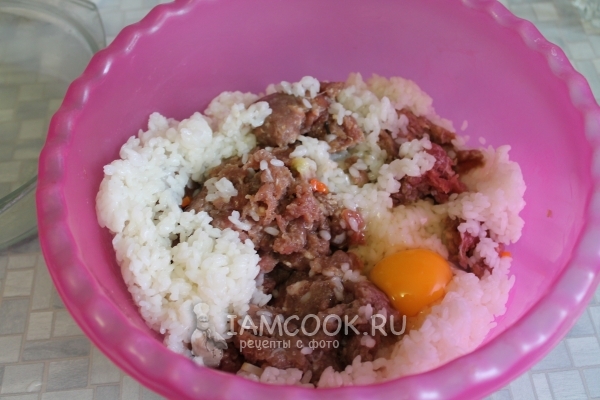 चावल, अंडा और नमक के साथ भराई मिलाएं