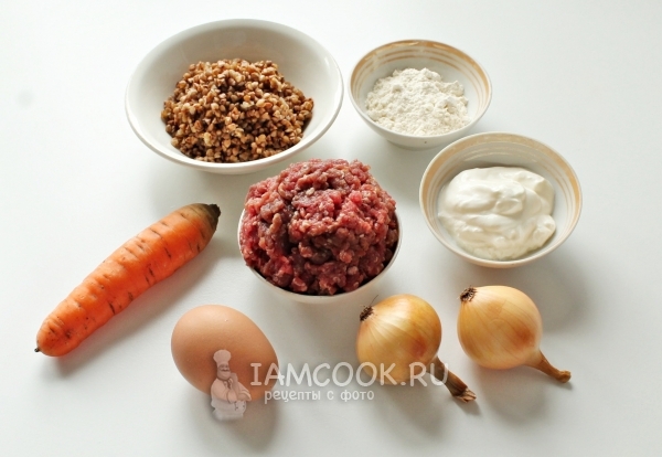 Ingredienser til kogning af kødboller med boghvede i en multivark