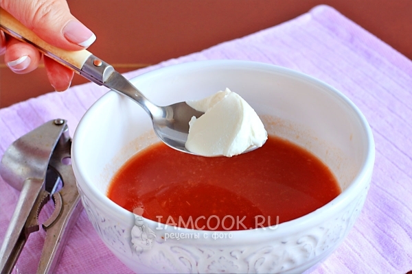 Smíchejte rajčatovou pastu, zakysanou smetanu a česnek