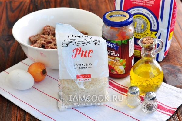 Ingredients for meatballs with rice in the oven with gravy