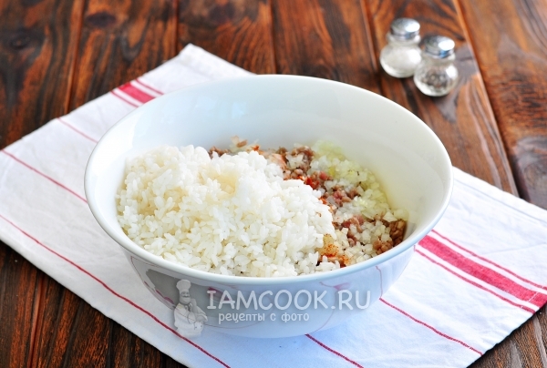 Combine minced meat, onion, rice and egg