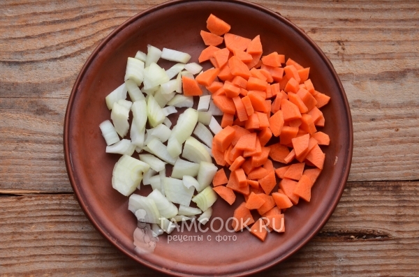 Leikkaa sipulit ja porkkanat