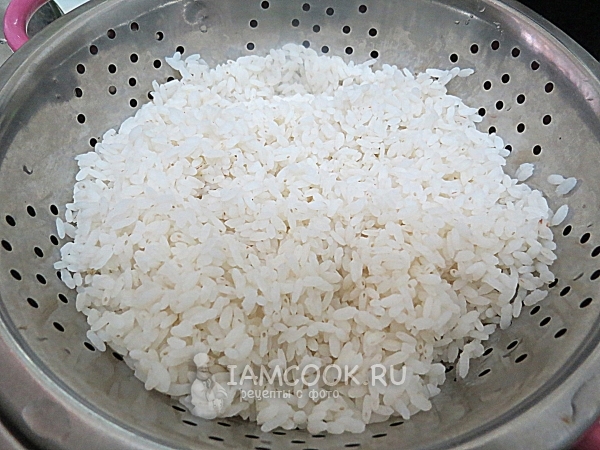用漏勺折叠米饭