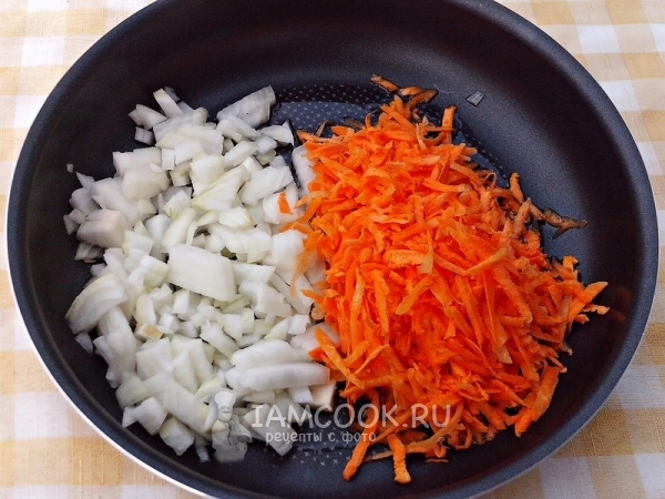 Paista sipulit ja porkkanat