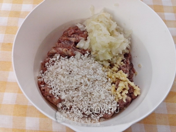 Laita riisi, valkosipuli ja sipuli jauhelihaan
