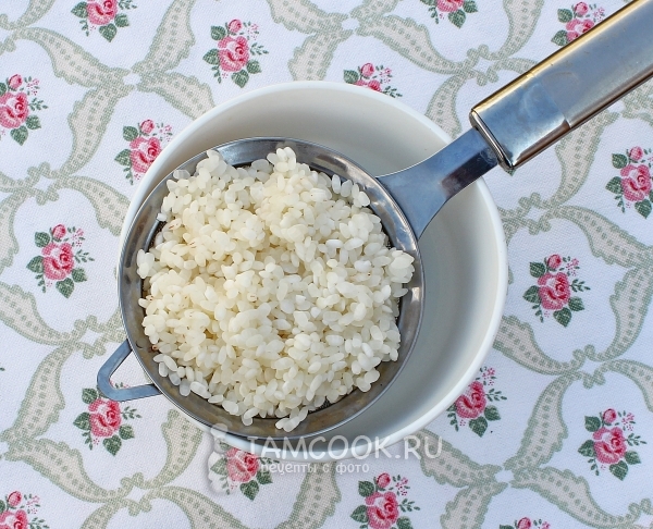 מקפלים את האורז בתוך מסננת