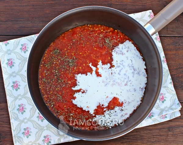 Siapkan saus tomat-krim