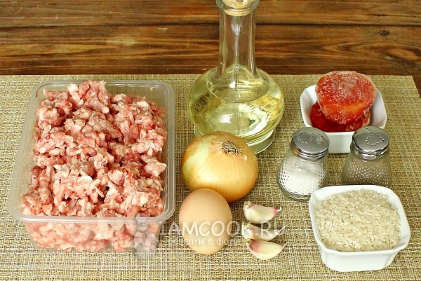 المكونات لكرات اللحم في صلصة الطماطم في الفرن