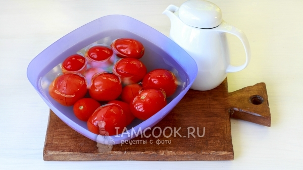 Die Tomaten mit kochendem Wasser übergießen