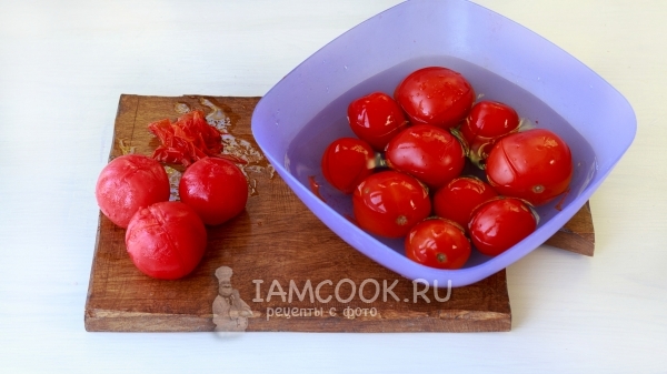 Entfernen Sie die Schale von der Tomate