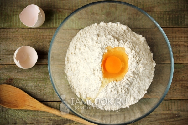 Egg in flour