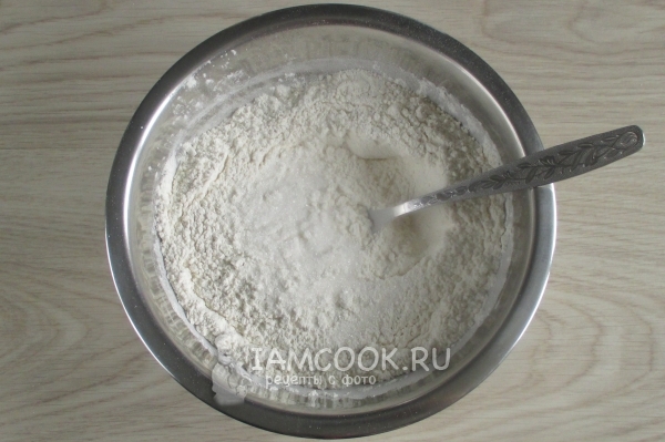 Mix flour, sugar and salt