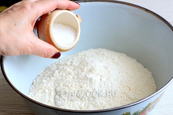 Versare il sale nella farina