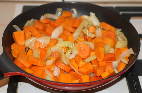 Memanggang sayuran untuk sup krim labu