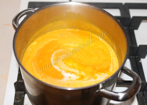 Sup krim labu dengan krim dalam panci, foto