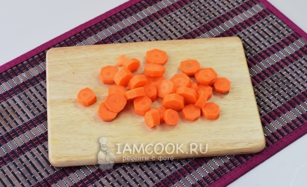 Нарежете морковите