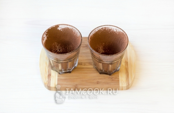 Espolvorear vasos con cacao en polvo