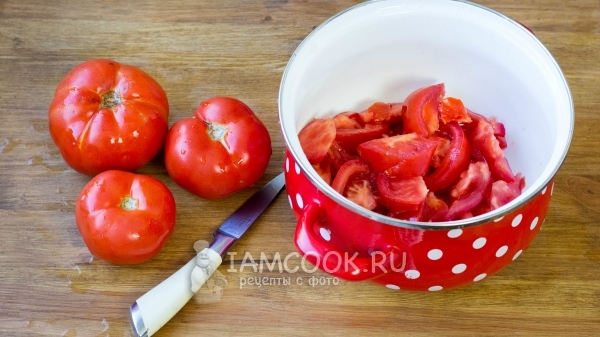 切西红柿，放入平底锅