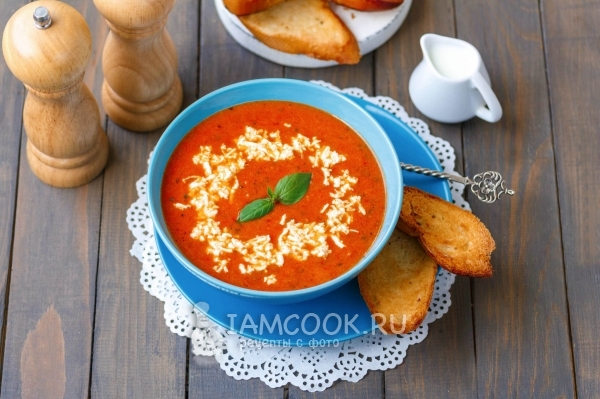 Kuva tomaattikeittoa basililla