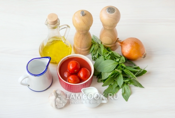 Ingredienser til tomatsuppe med basilikum