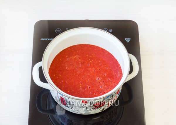 Para combinar cebolla con puré de tomate