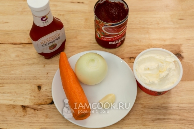 Ingredienser til tomatsyre creme sauce til kødboller med grøntsager