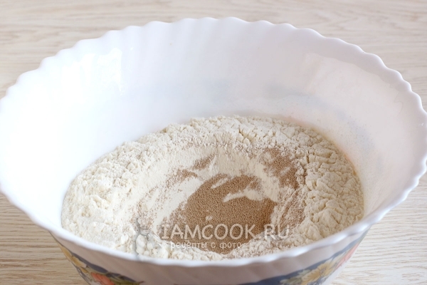 Mescolare la farina con il lievito
