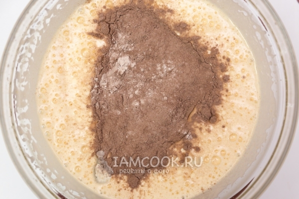 Mix whipped eggs with sugar with cocoa and flour