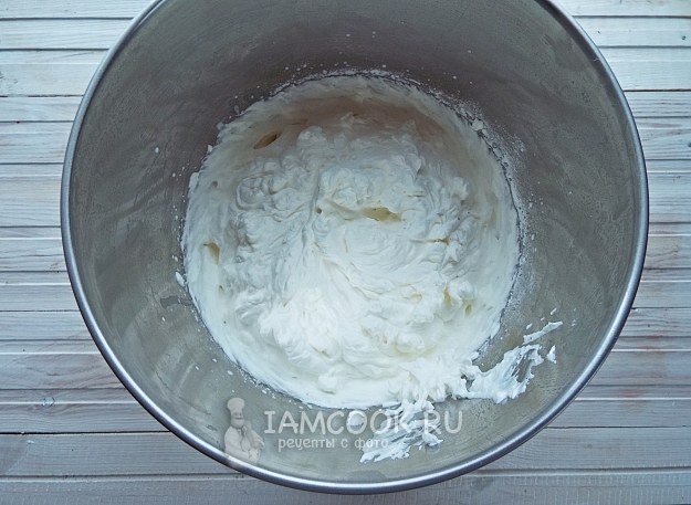 Sbattere la crema con lo zucchero a velo