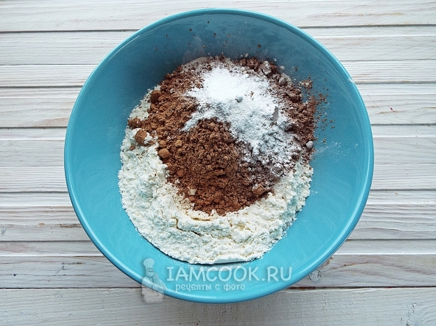 Kombinieren Sie Mehl, Kakao und Backpulver