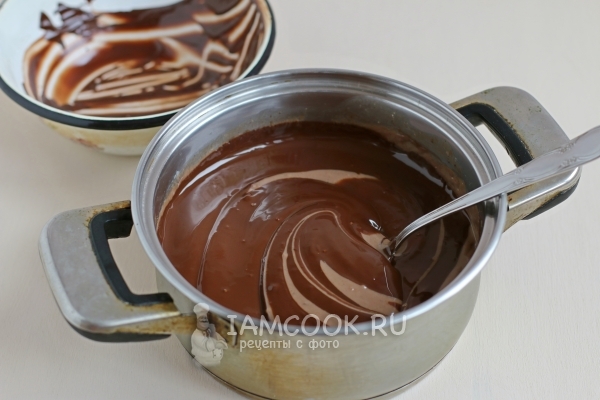 क्रीम में चॉकलेट जोड़ें