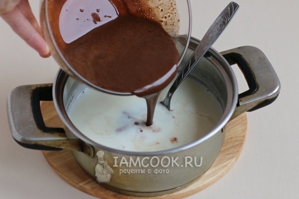 Unire la miscela di cioccolato con crema