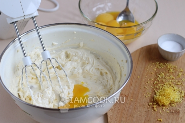 चीनी के साथ पीटा मक्खन में yolks जोड़ें
