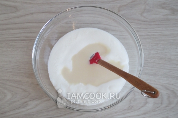 Mezcle el yogurt con leche condensada
