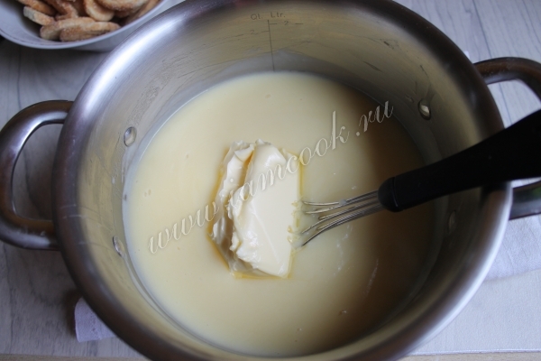 מוסיפים את החמאה לחמאה