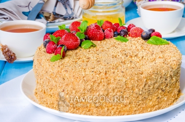 平底锅里的蛋糕“Medovik”的照片