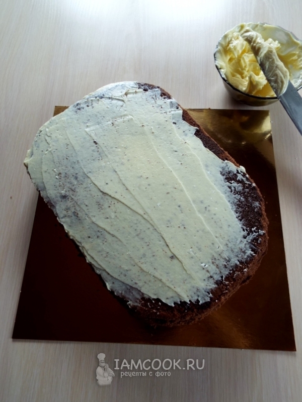 मक्खन क्रीम के साथ केक को कवर करें
