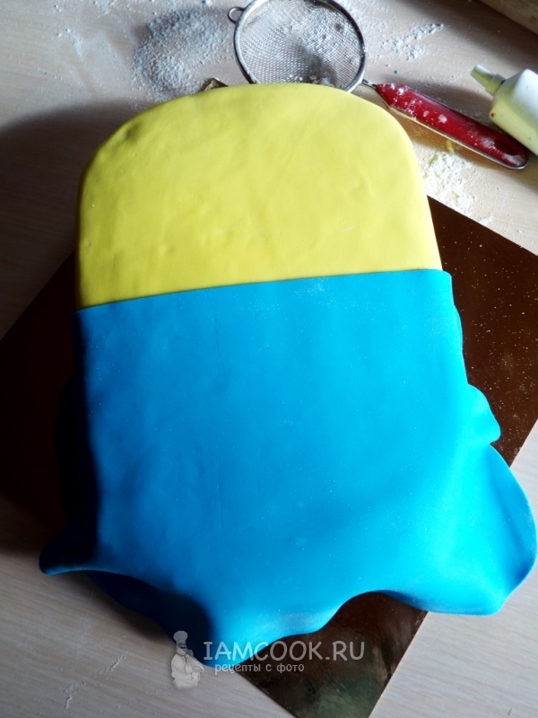 تغطية جزء من الكعكة مع المصطكي الأزرق