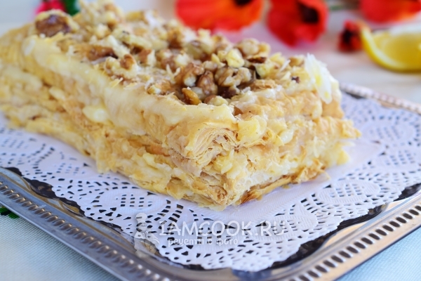 Foto des Napoleon-Kuchens hergestellt vom Blätterteig mit Vanillepudding